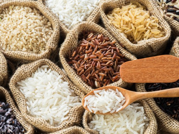 Ориз
Освен че често бива имитиран или обработван, оризът менте може да бъде и опасен за здравето. Има случаи, в които оризът бива заменен със скорбяла или дори пластмасови зърна, приличащи на ориз. Как да избегнете фалшивия ориз?
Фалшивият ориз не потъва във вода и гори като пластмаса. Купувайте ориз от изпитани марки, на които имате доверие и сте опитвали. Снимка: iStock