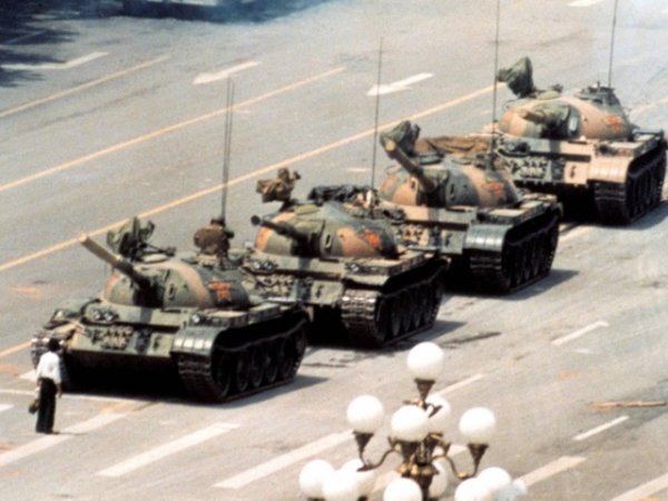 Мъжът пред танка
Тази снимка е направена в Пекин по време на протестите през 1989 година. На площад Тянанмън неизвестен мъж задържа колоната от танкове за половин час, блокирайки пътя им с тялото си. Въпреки че тази снимка обикаля света, публикувана е в хиляди вестници и списания, ние все още не знаем името на този мъж и кой е бил всъщност той.&nbsp;
Снимка: Wikipedia Creative Commons