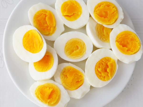 Яйца Твърдо сварените яйца съдържат доста холестерол. Затова препоръчителният им прием за деня не трябва да е прекалено изобилен. Изследванията относно яйцата и повишаването на холестерола в кръвта са противоречиви. Въпреки това е добре да не се консумират повече от две на ден. Снимка: istock