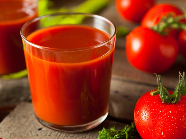 Доматен сок
Пресният доматен сок е богат на витамини и минерали, които помагат в борбата със сърдечните заболявания, смятат учени. Той е богат на витамини С и Е, желязо, магнезий и калий, от които тялото ни се нуждае, за да поддържа притока на кръв и да премахва излишния натрий от организма. Доматите съдържат и ликопен &ndash; антиоксидант, който помага за укрепване на артериите, намалява холестерола и намалява риска от сърдечни заболявания, сочат изследвания. Снимка: Istock