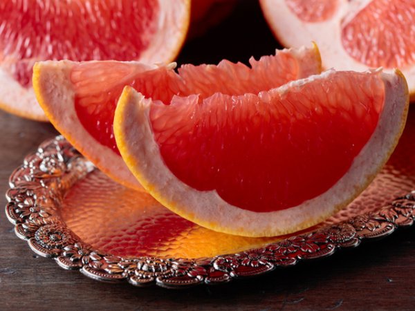 Грейпфрут&nbsp;В грейпфрута се съдържа 88% вода. Той е богат още на антиоксиданти, калий, витамини А и С. Помага за ускоряване на метаболизма, намалява холестерола, балансира кръвната захар и кръвното налягане.&nbsp;Снимка: istock