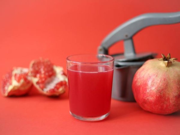 Сок от нар
Според западни експерти сокът от нар е една от най-полезните напитки за здравето на сърцето. Наровете са богати на антиоксиданти, за които се смята, че помагат за предотвратяване втвърдяването и стесняването на артериите. Според данни от изследване вкусният плодов сок от нар помага и за намаляване на кръвното налягане. Също така ни осигурява и полифеноли, микроелементи, които намаляват възпалението и стимулират кръвообращението.&nbsp;Снимка: unsplash