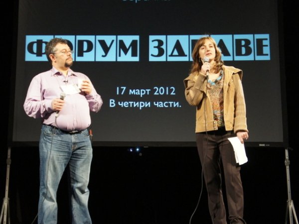 Водещите - Маги Малеева от Горичка и Манол Пейков от "Жанет 45" - както винаги добро подготвени по темата и с добро настроение.