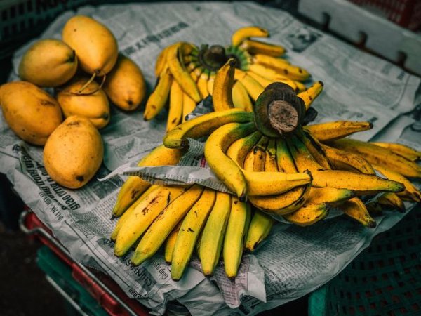 БананиБананите съдържат невероятно големи количества калий. Един банан доставя на организма средно около 10% от необходимия за деня минерал или около 420 мг калий. Те са богати още на витамин С, желязо, магнезий, витамин В6, мед, манган и много фибри. Снимка: unsplash&nbsp;