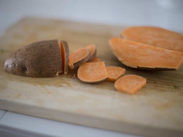 Сладки картофиВ 100 г сладки картофи се съдържат приблизително 400 мг калий. Те са бедни на калории, богати на бета-каротин, антиоксиданти, витамин А. Снимка: pexels