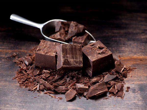 Черен шоколад&nbsp;Черният шоколад е полезен в много отношения. Той е богат на антиоксиданти, които се борят със свободните радикали и предпазват организма от вредните им влияния. Богат е и на желязо, което го прави добър избор за страдащите от дефицит на този минерал.&nbsp;Снимка: istock