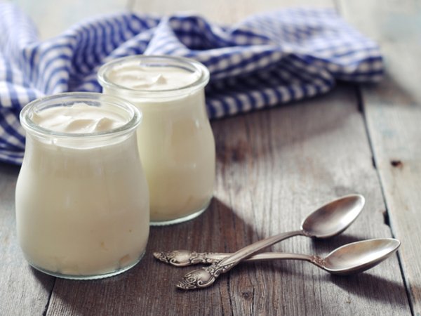 Кисело млякоКиселото мляко е богато на витамин D, нужен за контрола на метаболизма. Този витамин има влияние и върху нивата на енергия в тялото и подобрява имунната функция.&nbsp;Снимка: istock