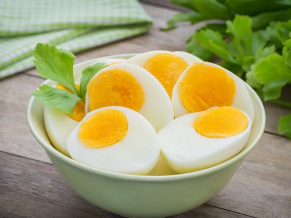 ЯйцаВ яйцата се съдържат всички необходими за здравето вещества. Те са богати на полезни протеини и витамин D, за които споменахме колко полезни са за щитовидната жлеза. Мастните киселини, витамините, холинът &ndash; всички тези съединения стимулират метаболизма.&nbsp;Снимка: istock