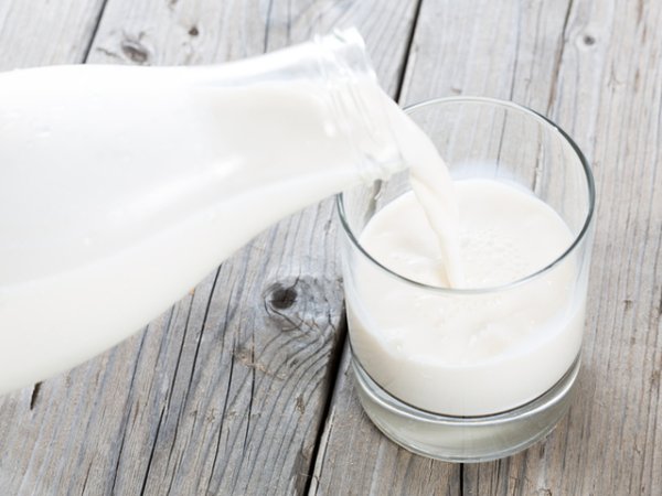 Пълномаслено прясно млякоНаситените мазнини в млякото са необходими. Освен това в пълномасленото мляко се съдържат и добри количества калций, нужен за активизиране на метаболизма. Наситените мазнини са необходими за доброто абсорбиране на калция.&nbsp;Снимка: istock