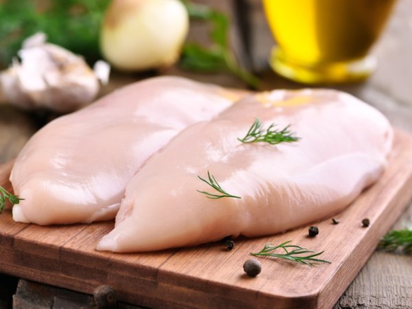 ПилешкоПилешкото месо е по-бедно на наситени мазнини, което го прави подходящо предвид забавения метаболизъм при наличие на понижена функция на щитовидната жлеза.&nbsp;Снимка: istock