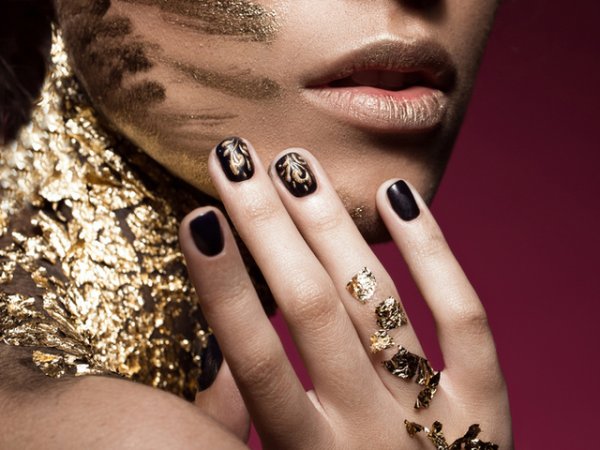 Зодия Водолей
Черна череша и деликатни златни орнаменти върху някои от ноктите. Красиви и различни!&nbsp;Снимка: istock