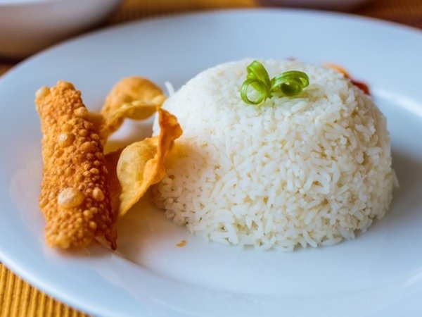 Ориз
В източните култури, оризът е символ на здраве и просперитет. Неслучайно върху младоженците се хвърлят бонбони и ориз.&nbsp;В Индонезия вярват, че не бива оризът да се яде от малка чиния, защото това ще наруши хармонията в отношенията с близки. Снимка: pixabay