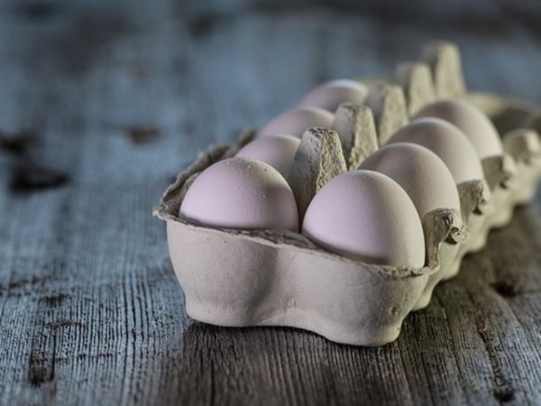 Яйца
Може би няма дом, в чийто хладилник да не могат да се намерят яйца. Освен вкусна и полезна храна, за яйцата се смята, че могат да донесат късмет в дома. Някои от най-странните вярвания за тях са, че ако между културите в градината хвърлите черупки от яйца, почвата ще стане по-плодородна. От друга страна, евреите вярват, че ако ви се падне да хапнете яйце с два жълтъка, ще бъдете благословени с много деца.&nbsp;Снимка: pixabay