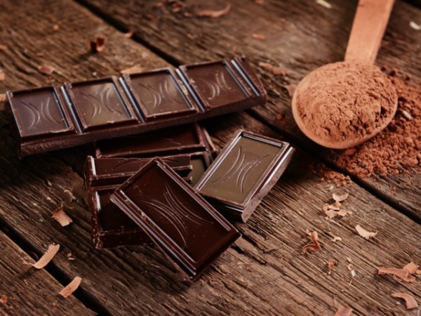 Тъмен шоколадТой също е богат на голямо количество антиоксиданти, важни за здравето на кръвоносната система и сърдечния мускул. Черният шоколад намалява холестерола, потиска желанието за консумация на сладкиши и балансира кръвната захар.&nbsp;Снимка: istock