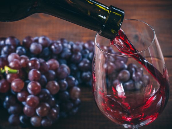 Червено виноПроучванията показват, че червено вино в много малки количества на седмица спомага за доброто здраве на сърцето и кръвоносните съдове. Полифенолите в него понижават холестерола и предпазват от запушвания.&nbsp;Снимка: istock