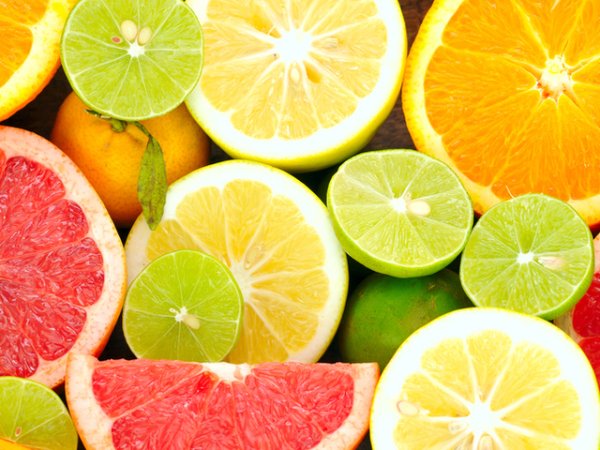 Цитрусови плодове&nbsp;Изследванията сочат, че цитрусовите плодове намаляват риска от исхемичен удар на сърцето или мозъка с до 19%. Тези плодове са много богати на витамин С, който е мощен антиоксидант.&nbsp;Снимка: istock