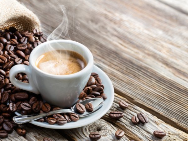 КафеС кафето също трябва да се внимава, тъй като в големи количества има обратния ефект и вреди цялостно на организма. По една чаша на ден обаче е напълно в рамките на допустимото, тъй като е богато на антиоксиданти, понижаващи сърдечносъдовия риск с до 15%.&nbsp;Снимка: istock