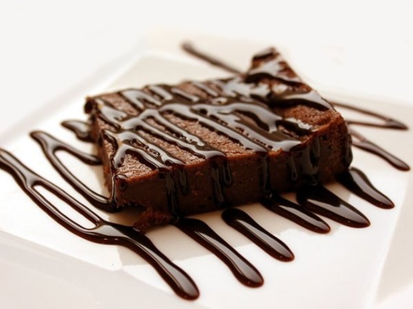 Брауни
Някои видове десерти са способни да задоволят глада за часове наред. Единият от тях е брауни, който съдържа голямо количество тъмен шоколад. Той от своя страна съдържа стеаринова киселина, която спомага да се чувстваме сити. Ако няма откъде да си вземете брауни, хапнете няколко парченца черен шоколад.&nbsp;Снимка: pixabay