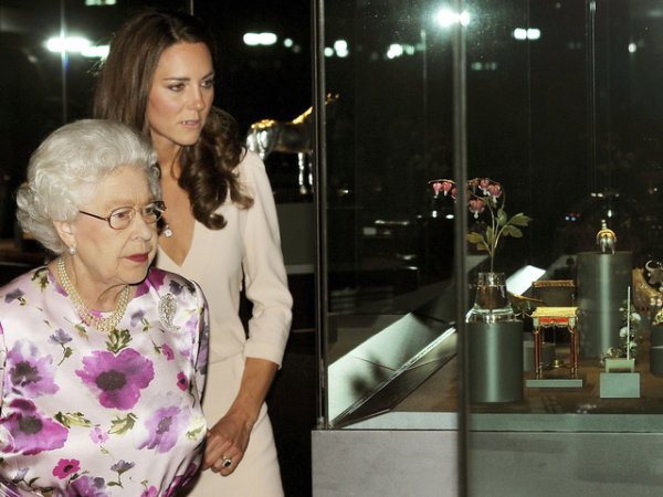 За първи път се среща и се запознава с кралица Елизабет II на сватбата на Питър Филипс и Отъм Кели през 2008 година.&nbsp;Снимка: Reuters