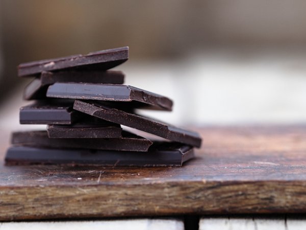 Черен шоколад&nbsp;Черният шоколад е много богат на антиоксиданти, които изгарят мазнините в тялото, особено в областта на талията, където мастните натрупвания имат най-вредно влияние върху здравето.&nbsp;Снимка: istock
