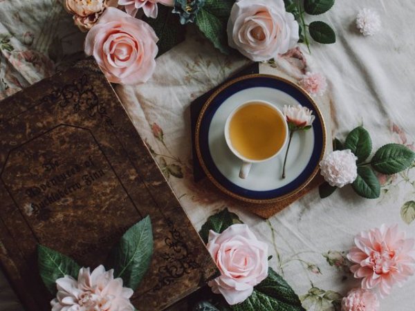 Чай от канела
Подобно на ментовия чай, канелата има антиспазматични свойства, които помагат за намаляване на крампите и менструалните болки. Също така действа като естествено противовъзпалително средство. За да си приготвите чай от канела, добавете 1-2 пръчки от подправката към 300 мл вода и варете 15 минути. Подсладете с мед. Не на последно място, канелата спомага за подобряване на настроението, контрола на кръвната захар и метаболизма. Снимка: Unsplash