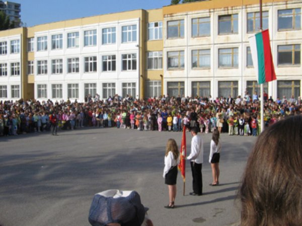 На 15 септември в 9 часа  родните ни училища отвориха врати. Над главите на учениците се издига националният трибагреник и зазвуча българският химн. 