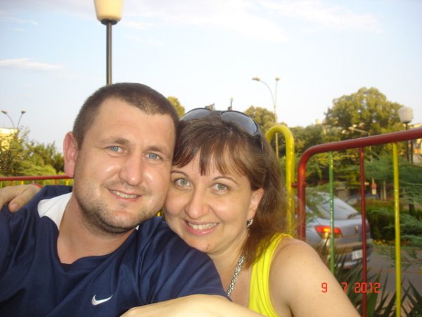 Ивелина Мирева: Изпращам снимка, на която съм заедно с моята половинка – аз съм Ивелина, а той е Антон. Заедно сме от почти 8 години. На снимката сияем, защото в него момент бях бременна с нашето второ дете, а ни снима големият ни син Тихомир. От месец и половина вече сме четиричленно семейство - имаме 2 страхотни момчета – Тишо на 3 г. и Мариян на 47дни . Нашите синове са смисълът на нашия живот. Щастливи сме не само защото се обичаме, а защото сме открити един към друг и си казваме грешките. Това е нашата рецепта за щастие – не скриваме в себе си болката и огорчението ако половинката ни е наранила по някакъв начин, а си казваме грешките веднага. Обичаме се и показваме на всички нашата любов! Желаем на всички такова щастие.

