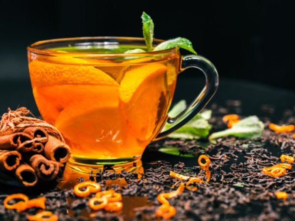 Чай от портокалови коричкиВ отварата от кората на портокала има множество полезни вещества. Тя помага за успокояване на диарията, стомашните спазми и болки, детоксикацията и стимулира храносмилането. В комбинация с лъжичка мед прави истински чудеса.&nbsp;Снимка: istock