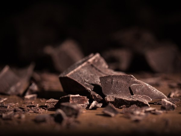 ШоколадШоколадът е сред най-добрите афродизиаци. Той е не просто сладък и вкусен. Тъмният шоколад провокира секреция на серотонин в мозъка, който подобрява настроението и повишава либидото. Шоколадът провокира и скок в допамина, който допълнително предизвиква усещане за удоволствие.&nbsp;Снимка: istock