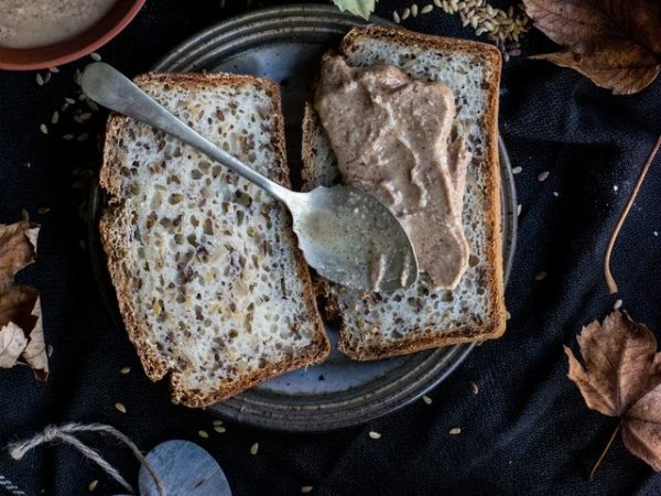 Фъстъчено масло
Ако спазвате диета, добре е да си купувате органично фъстъчено масло. То не съдържа допълнителни захари, масла и добавки. Истинското фъстъчено масло има редица ползи за здравето. Богато е на мононенаситени мазнини и генистеин &ndash; съединение, което намалява нивата на мазнините, а спомага и за синтеза на колаген.&nbsp;&nbsp;Снимка: unsplash