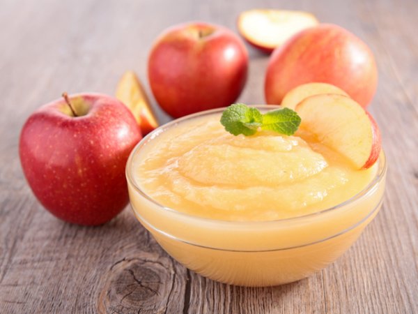 Ябълков сок или ябълкова кашаВ ябълките има голямо количество пектин. Той полепва по стените на стомаха и червата, което допринася за туширане на диарията. В допълнение се понижава и холестеролът, което е бонус за кръвоносната система и сърцето. Снимка: istock