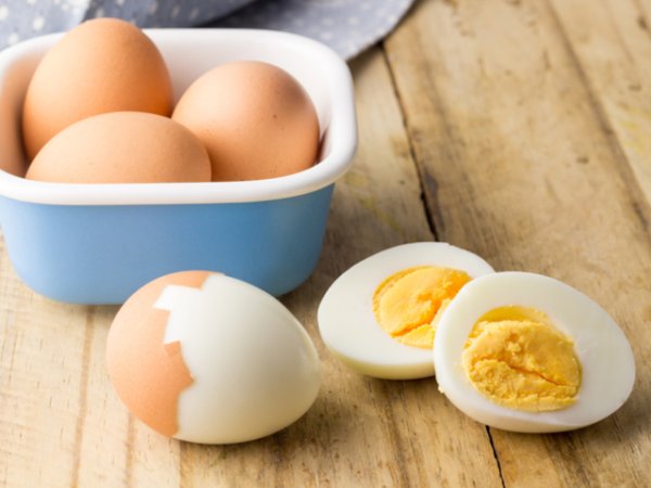 Варени яйца&nbsp;Твърдо сварените яйца са чудесни, защото засищат задълго, доставят на тялото важни протеини и мазнини, витамини, минерали. Те подпомагат не само отслабването, а и паметта, настроението, мускулната сила и контрол.&nbsp;Снимка: istock