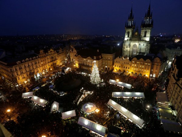 Прага
Коледните базари в Прага обикновено се провеждат на старите градски площади в града. Посетителите могат да опитат от нетрадиционни храни и напитки, да изберат красиви подаръци и декорации или да си купят шаран, който по традиция се консумира на Коледа. За да се сгреят в студеното време туристите обикновено си взимат грог с мед. Улиците винаги са изпълнени с чешки коледни песни, а архитектурата на града е повече от забележителна. &nbsp;Снимка: Reuters