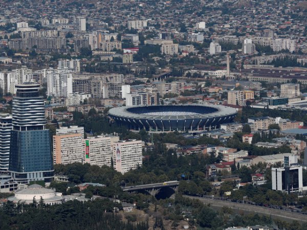 Тбилиси, Грузия
Тбилиси не е типичната столица. В нея се съчетават модерни сгради и съвременна архитектура в едно с древни исторически паметници.&nbsp;Градът е разположен на река Кура, основан е през 458г. от цар Вахтанг I Горгасали на мястото на малко селце, съществуващо от 4 век. Интерес представляват и старата и новата част на града. В старата част на града се намират: старият квартал Майданс; църквата Метекхи от XIІІ в. крепостта Нарикала от ІV в., един от най-старите укрепени райони на града; Катедралата Сиони (VI - VII в.); църквата Анчисхати от VI в.; квартала Абатонутани, където се намират турските бани.
Снимка: Reuters