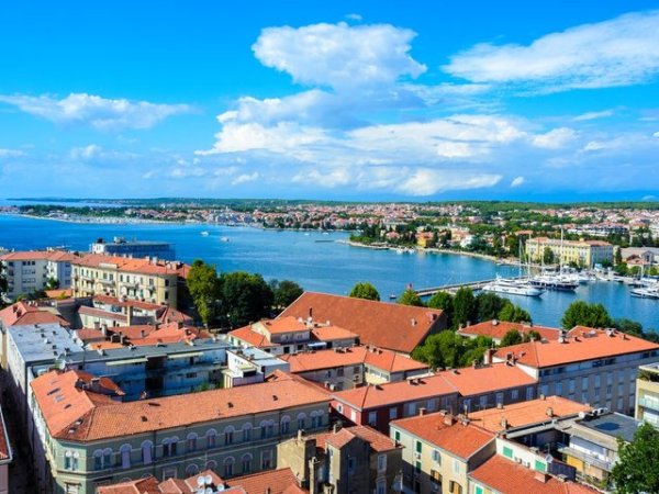 Задар, Хърватия
Задар е град в Южна Хърватия, в областта Северна Далмация. Градът има население от около 75 000 жители, от които 92,77% са хървати. В близост до града се намират 4 природни резервата. Изключително красив град, който за разлика от Дубровник и Сплит, не гъмжи от туристи, а радва със спокойствие. Богат е на множество исторически забележителности, природни гледки, църкви, катедрали, с много възможности за отдих и водни спортове.
Снимка: flickr Nick Savchenko