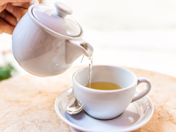 Бял чай
Белите чайове идват от същото растение като черния и зеления чай. Разликата е, че листата се берат малко преди пълното отваряне на пъпките. Те са по-малко обработени от зеления чай и много по-малко от черния чай. Често биват комбинирани с плодове. Белият чай е богат на антиоксиданти, помага за детокса, действа енергизиращо, облекчава главоболието, повишава имунитета и други.&nbsp;Снимка: istock
