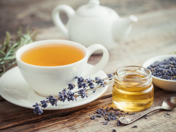 Чай от лавандула
Лавандулата отдавна се използва за подпомагане на съня, релаксацията, намаляване на тревожността и лошото храносмилане. Чаят от нея има прекрасен аромат и се смята, че има обезболяващи и успокояващи свойства. Спомага за намаляване на главоболието, менструалните неразположения, нервен стомах. Снимка: istock