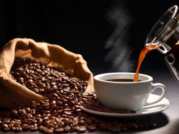 КафеКафето е стимулант за мозъка. Кофеинът въздейства върху нервната система, като повишава концентрацията и подобрява паметовите процеси. Една или две чаши кафе на ден дават енергия и способност за бързи реакции. Не забравяйте, че ефектите от кафето са краткотрайни. Важно е да се храните пълноценно през целия ден, за да сте концентрирани и енергични. Не разчитайте само на кафето. Не прекалявайте с количеството, защото кофеинът има и негативни ефекти. Снимка: istock