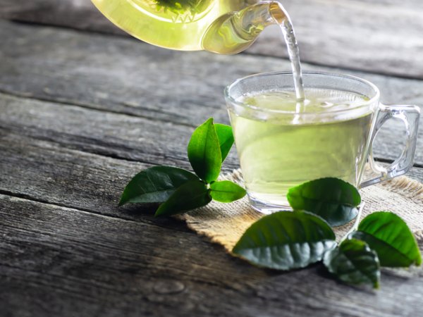 Зелен чай
Зеленият чай е много богат на важни антиоксиданти. През летните месеци може да го консумираме и охладен, да го добавяме към фрешове, смутита, десерти (това се отнася за чай матча на прах). Зеленият чай помага не само за подобряване на метаболизма и елиминиране на излишните течности, но и подобрява имунитета.
Снимка: istock