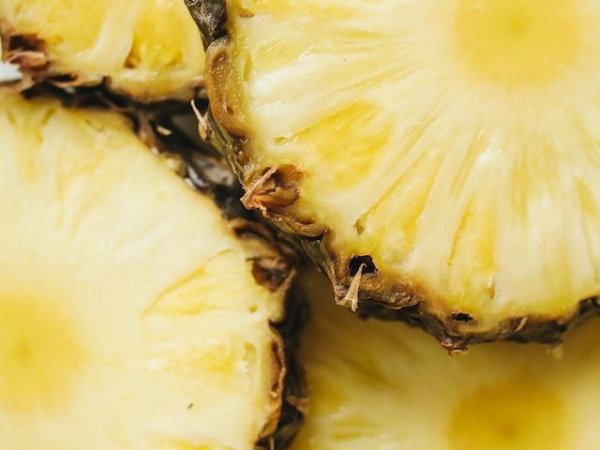 Ананас
Според USDA FoodData Central чаша ананас съдържа 78,9 милиграма витамин С. Учени смятат, че редовната консумация на пресен ананас може да допринесе за подобряване на храносмилането и намалява риска от рак, диабет и високо кръвно налягане. Пресният ананас е известен като един от плодовете, спомагащи за изгарянето на излишните мазнини.&nbsp;Снимка: pexels