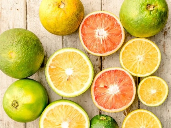 Цитрусови плодове
Какво е празничната трапеза и декорация на дома без мандарини, помело, лайм, лимони, портокали и грейпфрути. Цветът им, който е наситен жълт и оранжев символизира положителна енергия, пари, изобилие, късмет, докато формата им символизира пълнота, завършеност. Често купуваме мандарините със стебла и листенца. Те пък представляват дълголетието, ето защо е хубаво да не ги махаме, докато не решим да хапнем плодовете.
Лимоните прогонват негативната енергия, а и насърчават любовта и приятелството.
Помелото пък е смятано за плод, който насърчава просперитета, семейните събирания, защита. Кумкуатът също е добре дошъл в дома ни. Той представлява малък сочен плод с размер по-малък от яйце. Смята се, че носи хармония, стабилни финанси и късмет.&nbsp;Снимка: pixabay