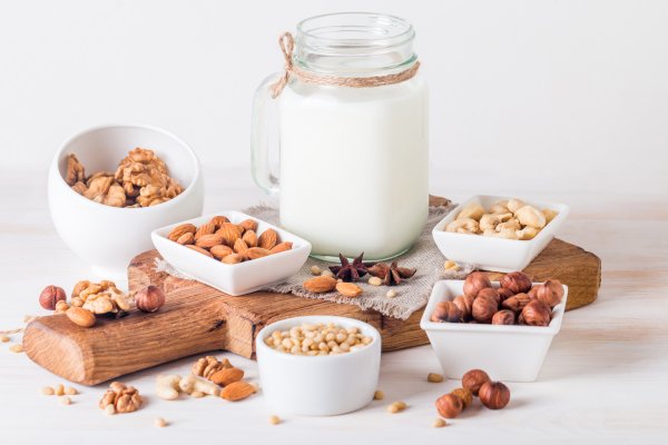 Някои вегетарианци предпочитат да не консумират животинско прясно мляко и го заменят с такова на растителна основа. Млеката на растителна основа са добър източник на калций и витамин D. Примери за такива са бадемово, соево или овесено мляко. Тези алтернативи на животинското прясно мляко ни осигуряват както калций, така и витамин D. За предпочитане е обаче сами да си приготвяте ядковите млека.  Снимка: istock  