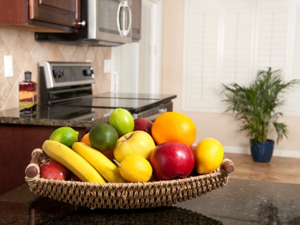 Купа със свежи плодове
Плодовете са вкусни, полезни и често са част от декорацията на дома. Освен че са красиви, аранжирани в подходяща фруктиера, свежите плодове също привличат положителната енергия в дома. Нар, грозде и цитрусови плодове, не само ще държат лошия късмет далеч от вас, но са символи на плодовитостта и богатството.&nbsp;Снимка: istock