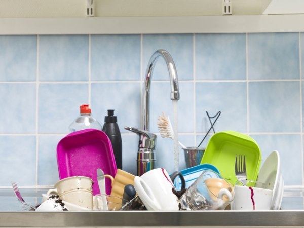 Куп мръсни чинии в мивката&nbsp;Ако случайно някой приятел е наминал през дома ви, без да предупреди и завари тази гледка в кухнята, винаги може да се извините, че скоро сте се прибрали от работа. Но ако очаквате гости, било то ваши близки или не толкова, недопустимо е да има неизмити съдове в кухнята.
Снимка: istock