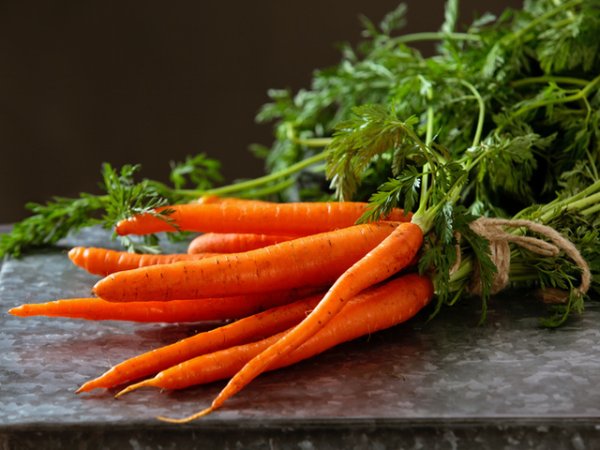 Моркови&nbsp;Морковите са най-добрите приятели на косата. Богат източник са на бета-каротин, витамин А и антиоксиданти, които провокират бързия растеж на косъма и неговото обновяване.&nbsp;Снимка: istock