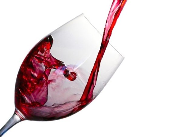 Червено вино
Чаша червено вино може да изглежда като добър начин да се отпуснете вечер след работа, но може и да наруши качеството на съня ви, а на сутринта да не се събудите отпочинали. След виното заспиваме бързо, но алкохолът трябва да се метаболизира, което повишава нивата на адреналин, което от своя страна пък нарушава качеството на съня. Ето защо 3-4 часа преди сън не консумирайте алкохол.&nbsp;снимка: pixabay