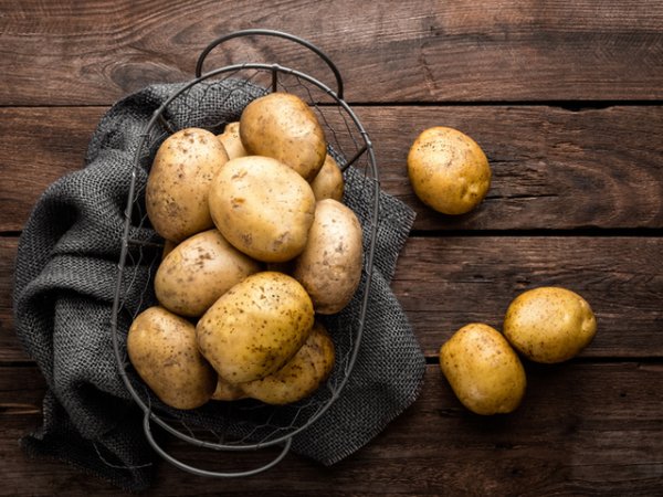 Картофи&nbsp;Вероятно повечето от вас са запознати с въздействието на суровите картофи върху храносмилателния тракт. Но все пак трябва да ги споменем в тази класация. Те съдържат голямо количество нишесте, което е устойчиво на стомашните киселини и може да остане в стомаха и червата твърде дълго. Това предизвиква процеси на ферментация с неприятни последствия за стомаха.&nbsp;Освен това консумацията на недобре сготвени и полусурови картофи със зелени петна по тях е още по-опасно, тъй като в тях е налице веществото соланин, а то може да предизвика хранително отравяне. Снимка: istock