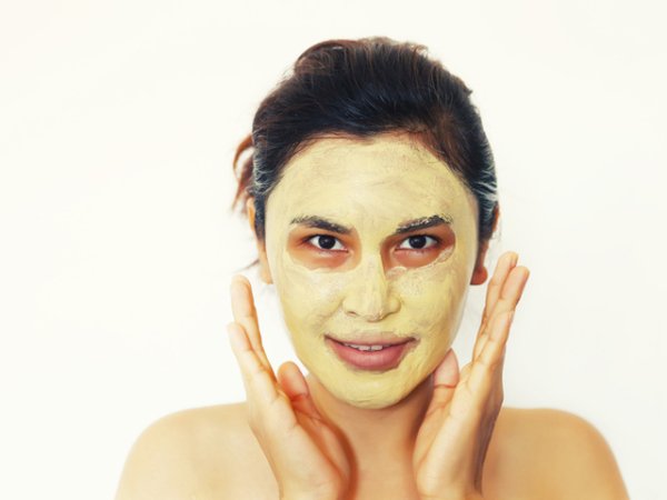 За премахване на окосмяване по лицетоСпоред India Times, много индийски жени се кълнат в ефектите на куркумата в отстраняването на нежелано окосмяване по лицето. Те смесват куркума с брашно от нахут. Нанасят го върху лицето, изчакват да изсъхне и с кръгови масажиращи движения отстраняват сместа заедно с малките косъмчета.&nbsp;Снимка: istock
