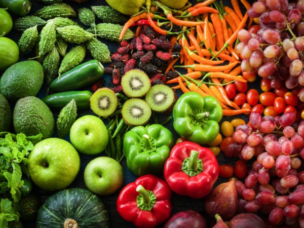 Плодове и зеленчуци&nbsp;Плодовете и зеленчуците, които купуваме от магазина или пазара, трябва веднага да бъдат измити преди да бъдат прибрани където и да е в дома. По тях има следи от селскостопански препарати и бактерии, които могат да поставят в риск здравето ви. Мийте ги не само преди непосредствена консумация, но и преди да ги приберете в хладилника или шкафа.&nbsp;Снимка: istock
