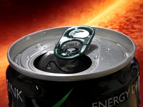 Енергийни напитки
Колко често си взимате енергийна напитка, за да се ободрите? Енергийните напитки са предназначени да работят краткосрочно, зареждайки тялото ви с кофеин и захар. Но след това се наблюдават спадове в кръвната захар, което ви кара да се чувствате без енергия. Освен това, този вид напитки могат да ви дехидратират, което допълнително се отразява на енергийните ви нива.
снимка: pixabay